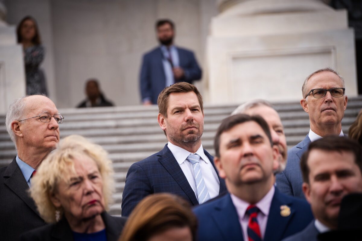 Democratul Eric Swalwell, lăsat fără sprijin de cel mai bun prieten din Congres, după acuzațiile de agresiune sexuală