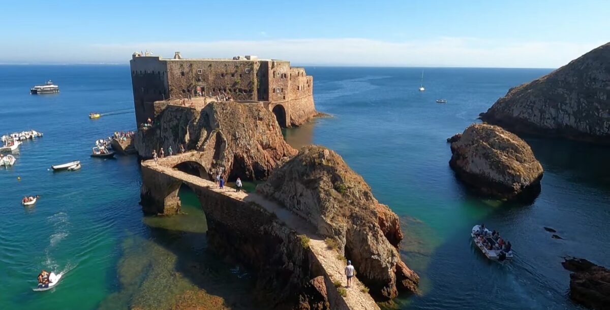 Insulele portugheze unde accesul este limitat la 550 de turiști pe zi. Destinația ascunde una dintre cele mai frumoase plaje din Europa