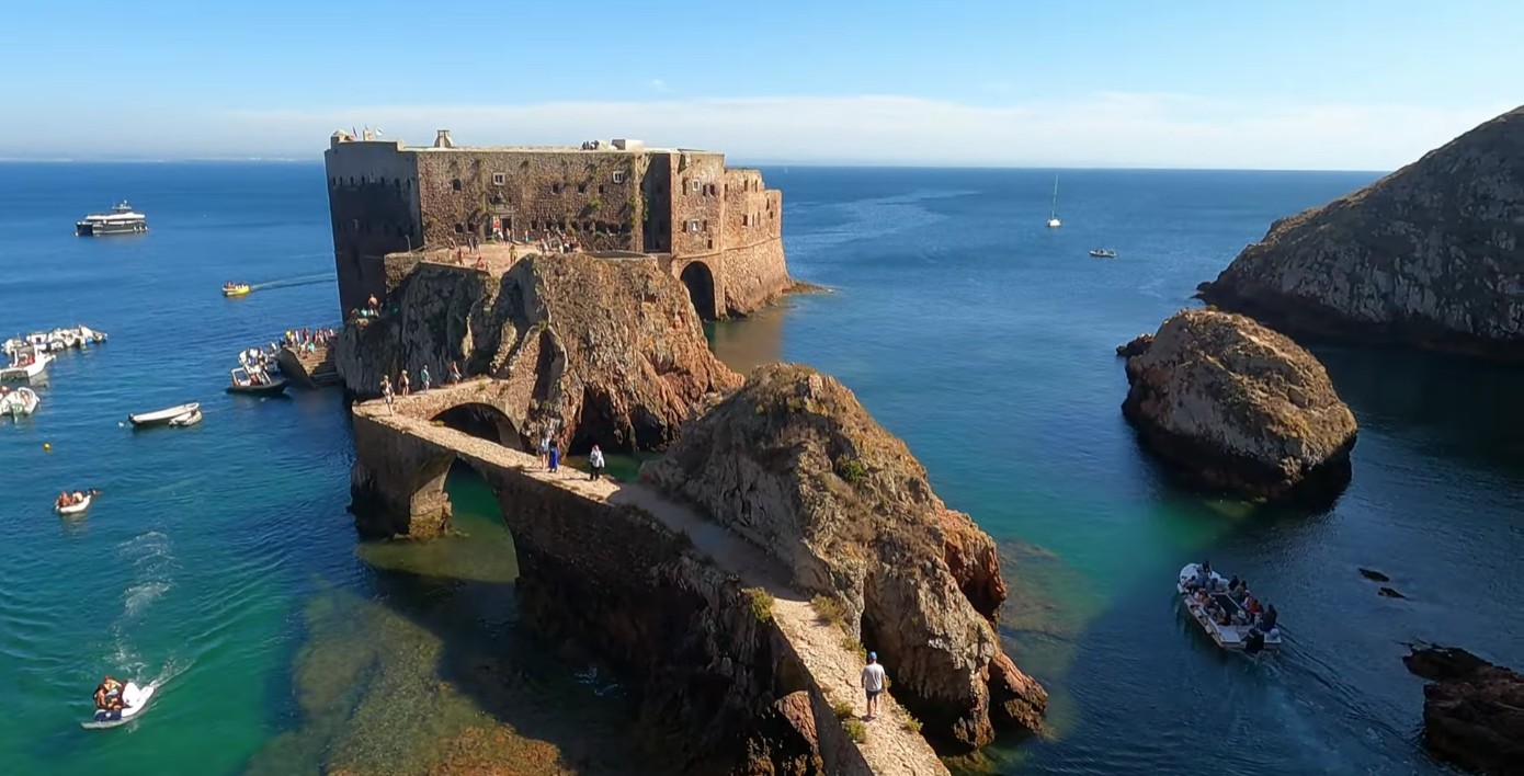 Insulele portugheze unde accesul este limitat la 550 de turiști pe zi. Destinația ascunde una dintre cele mai frumoase plaje din Europa