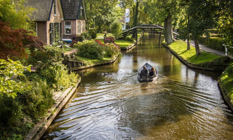 Giethoorn, satul unde canalele au luat locul străzilor, iar barca a înlocuit mașina