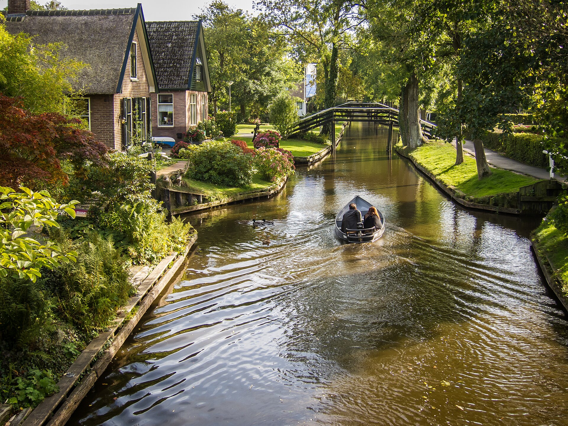 Giethoorn, satul unde canalele au luat locul străzilor, iar barca a înlocuit mașina