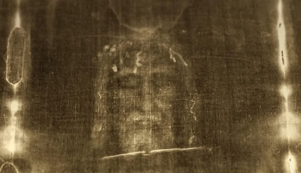 Giulgiul din Torino, analizat din nou de cercetători. Pânza, contaminată cu plante aduse în Europa și Asia