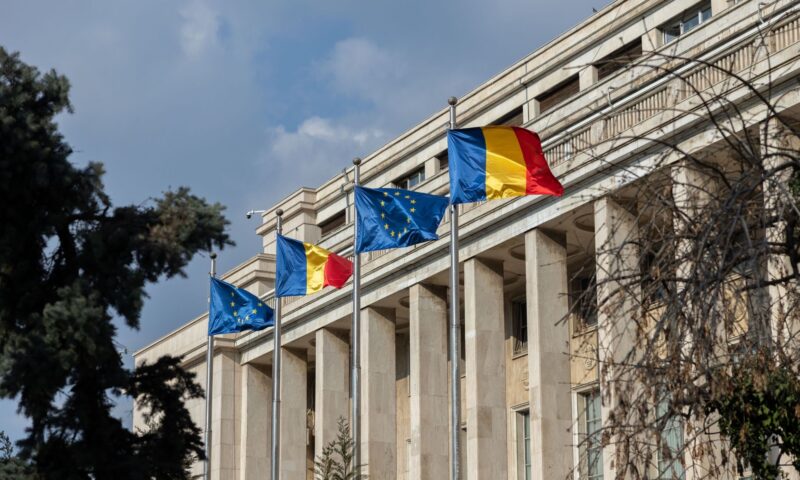 Un premier care tăiase salariile a plecat și banii s-au întors la angajați. Se repetă scenariul?