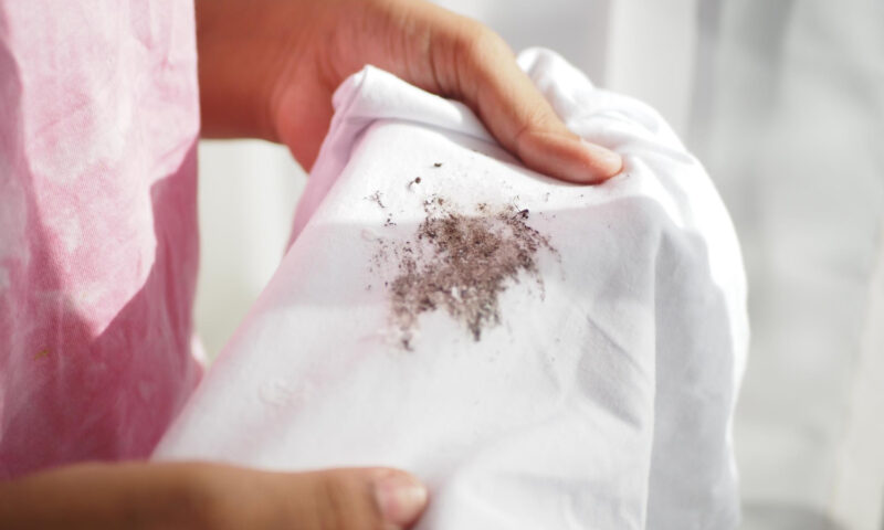 Metode simple prin care îndepărtezi petele de grăsime de pe haine