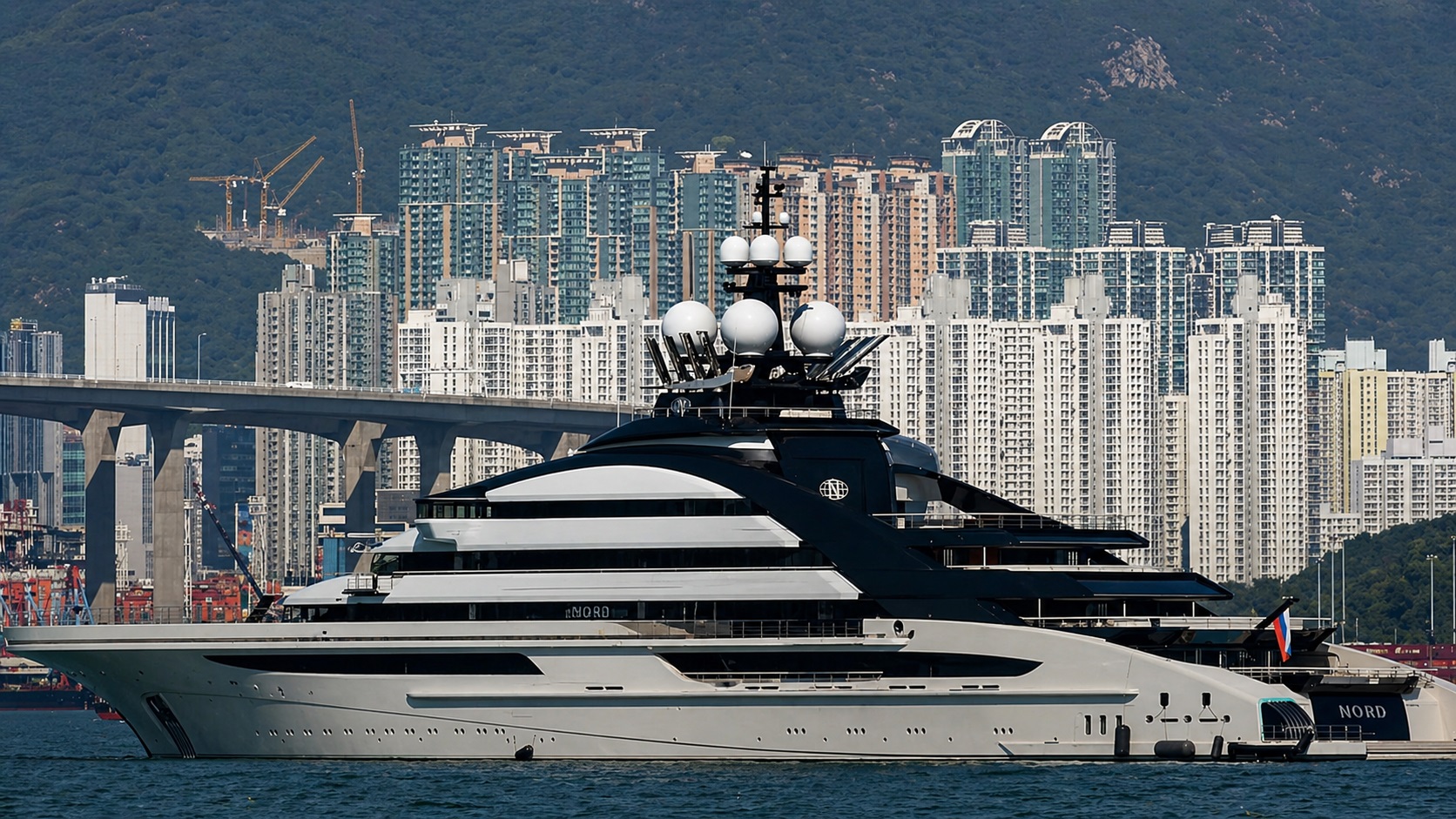 Iahtul de lux al unui miliardar din cercul lui Putin a traversat nestingherit Strâmtoarea Ormuz. Rusia pare să aibă culoar liber