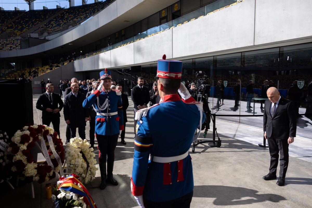 Premierul Ilie Bolojan i-a adus un ultim omagiu lui Mircea Lucescu la Arena Națională și la Guvern