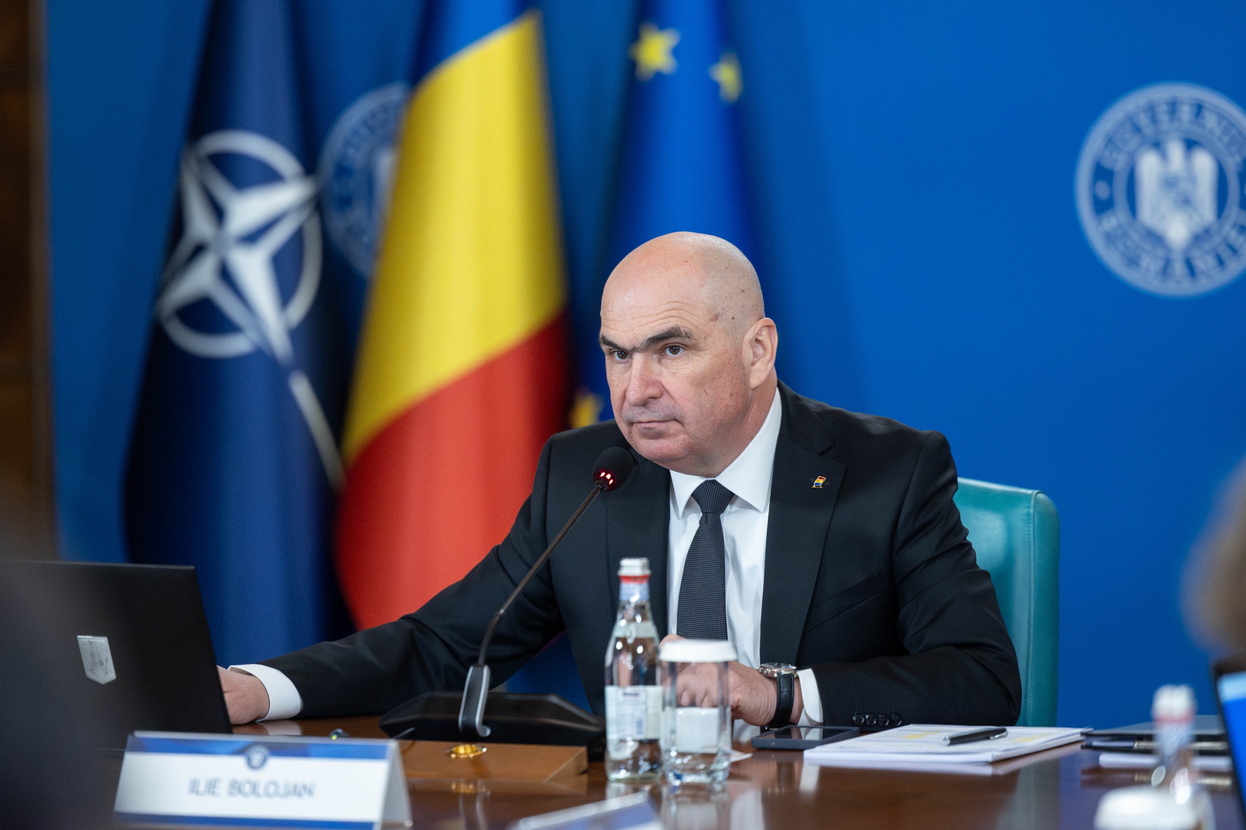 Grupul „Pace – Întâi România” strânge semnături pentru moțiunea de cenzură împotriva Guvernului Bolojan