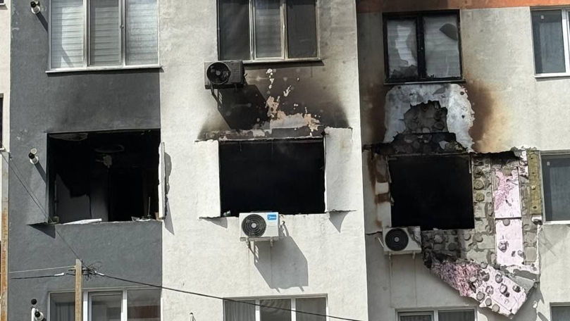 Explozie urmată de incendiu într-un bloc din Chișinău. O femeie cu arsuri, zeci de locatari evacuați. Foto
