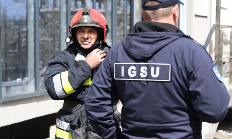 Incendiu la ultimul etaj al unui bloc din Capitală. O femeie a fost găsită inconștientă