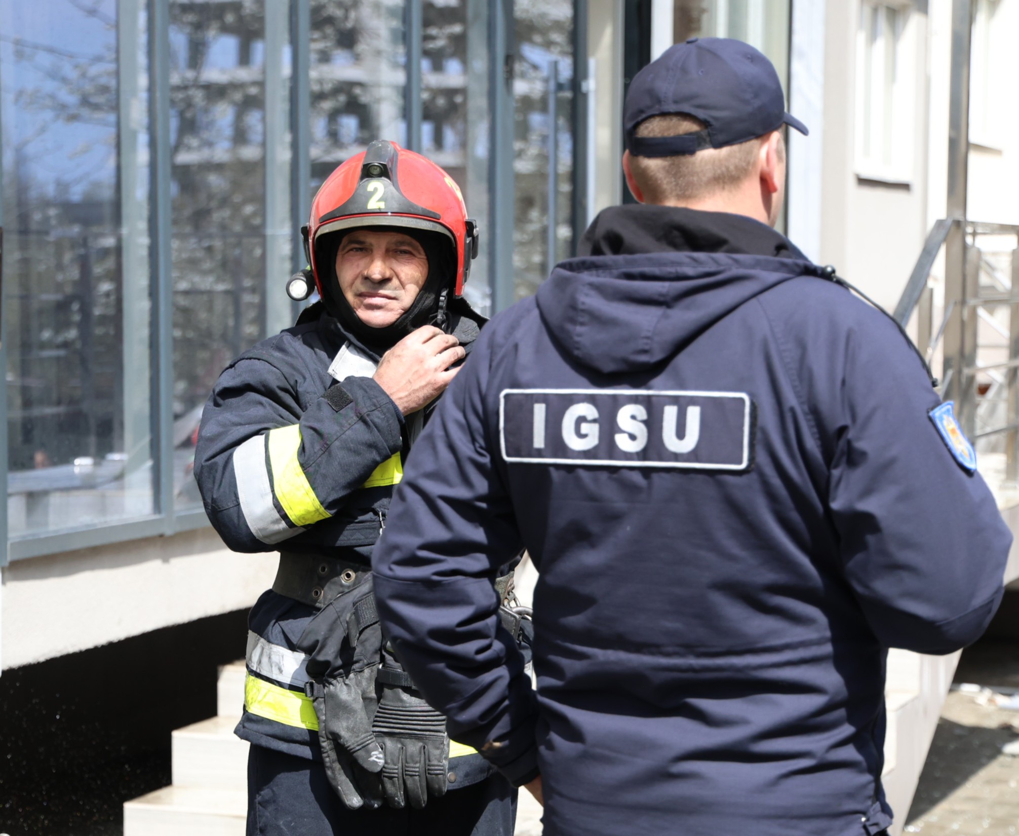 Incendiu la ultimul etaj al unui bloc din Capitală. O femeie a fost găsită inconștientă