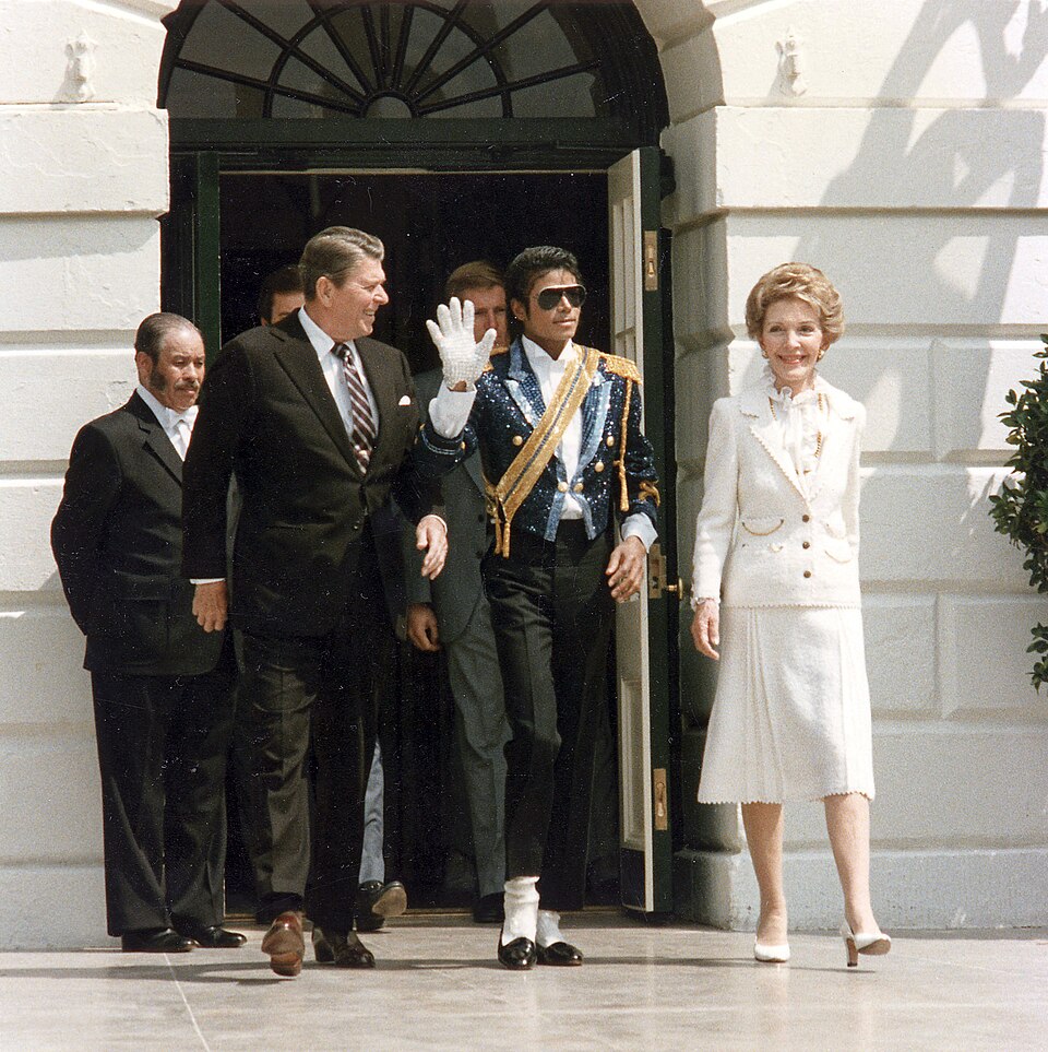 Jackson împreună cu președintele Ronald Reagan și prima doamnă Nancy Reagan, 1984