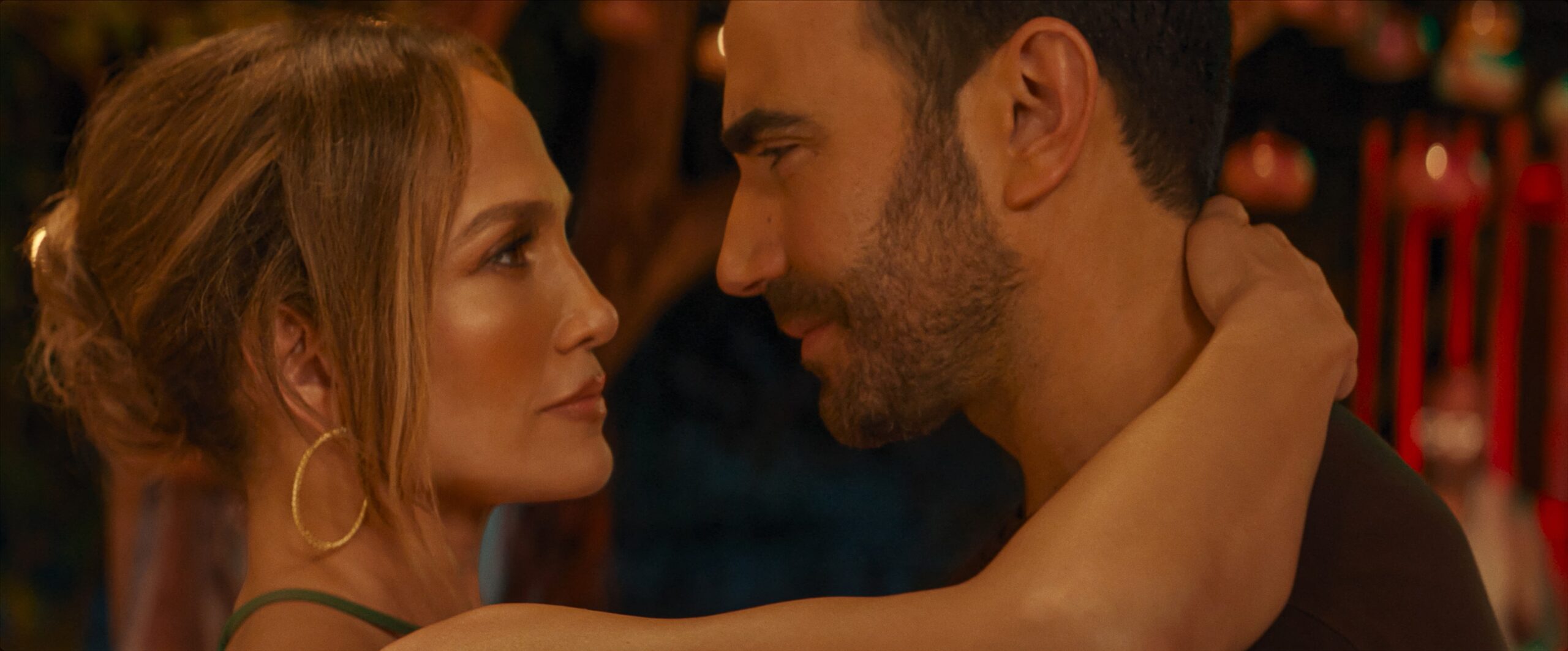 Primele imagini cu Jennifer Lopez și Brett Goldstein în „Office Romance”, publicate de Netflix