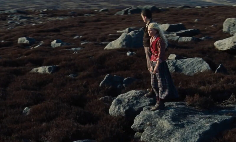 Surpriză pentru iubitorii filmelor de dragoste. Reinterpretarea modernă a romanului „La răscruce de vânturi” va fi lansată pe HBO Max