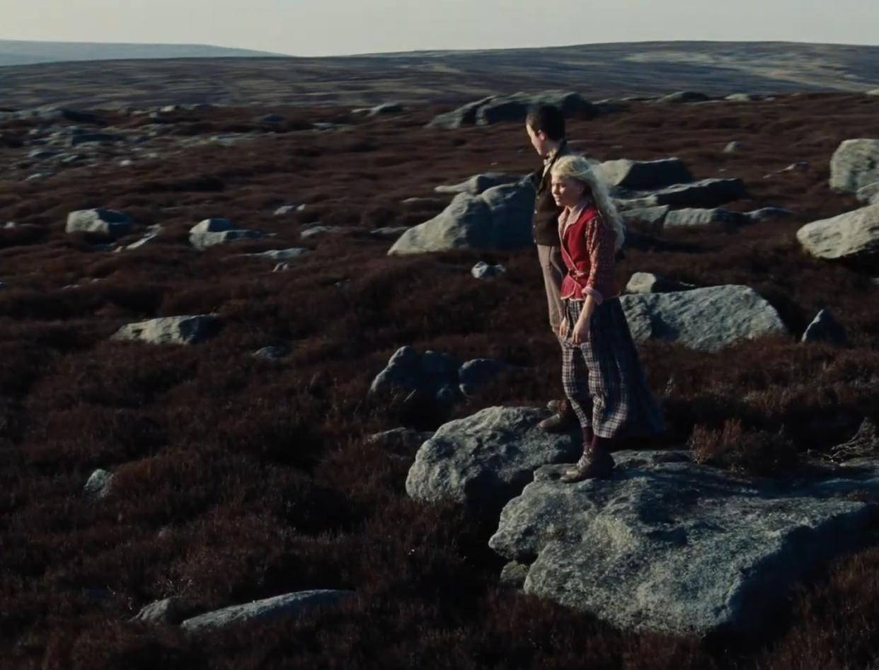 Surpriză pentru iubitorii filmelor de dragoste. Reinterpretarea modernă a romanului „La răscruce de vânturi” va fi lansată pe HBO Max