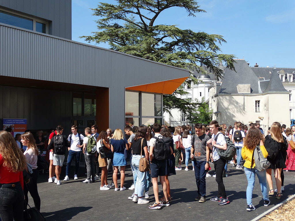 Elevă înjunghiată într-un liceu din Franța. Adolescenta de 15 ani se află în stare gravă