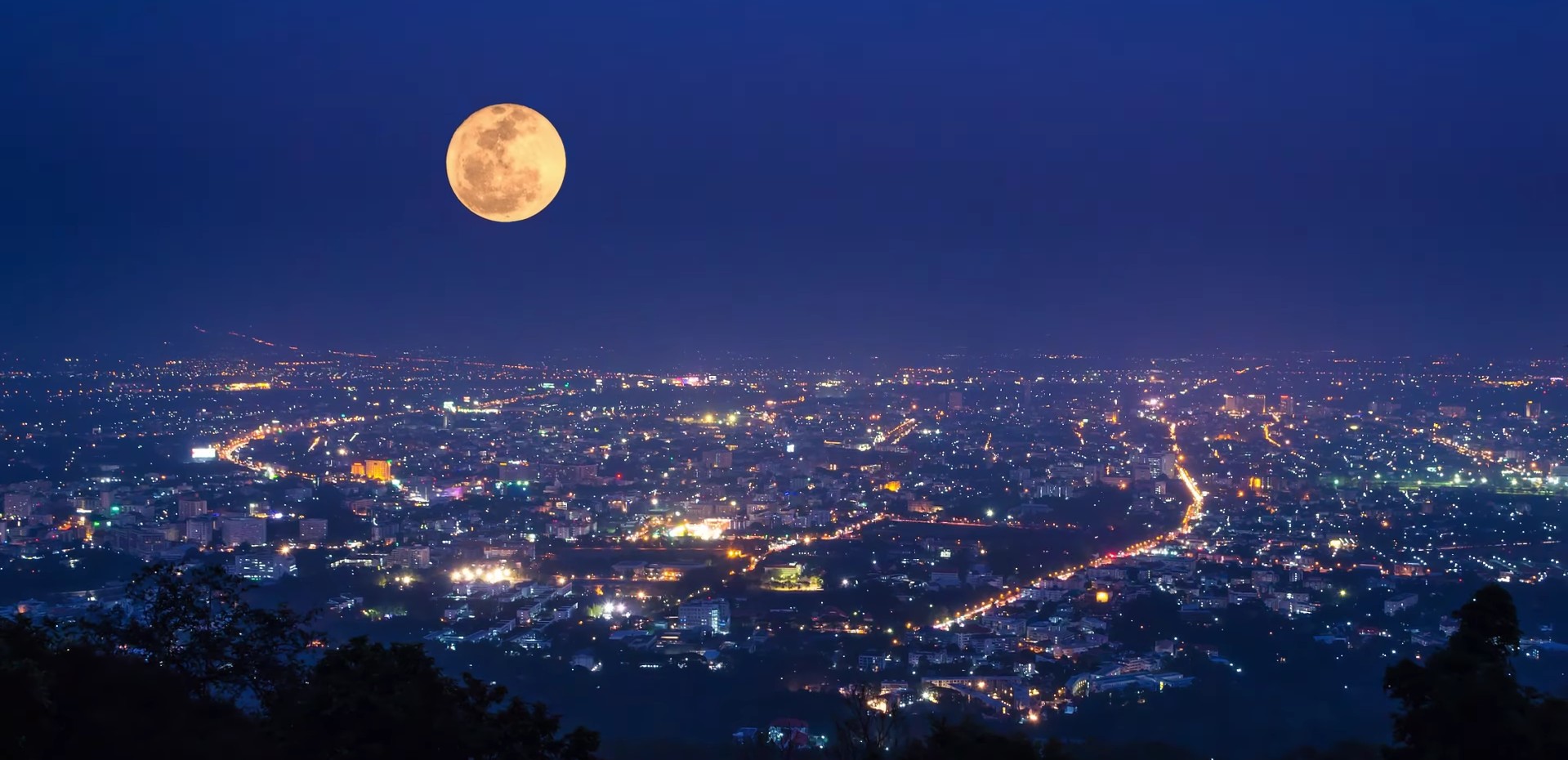 Fenomen astronomic rar în această primăvară. Ce este Luna Albastră și când va putea fi văzută