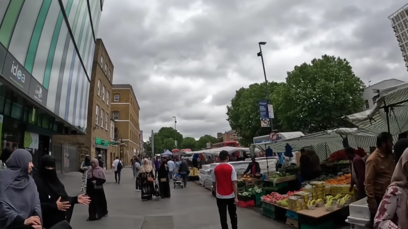 Sistemul de azil din Marea Britanie, fraudat de rețele ilegale. Ce metode folosesc migranții