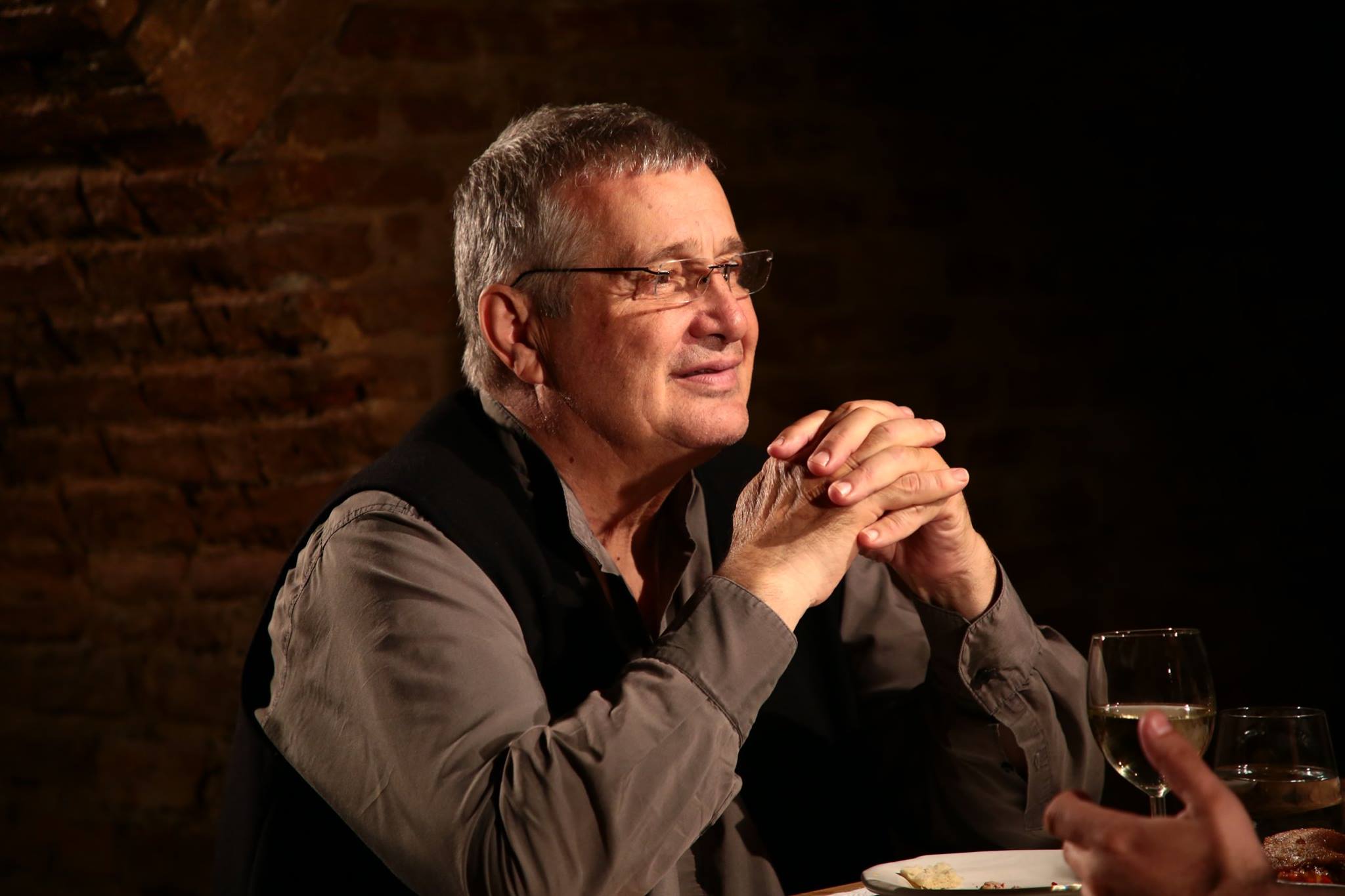 Casa lui Mircea Dinescu din Cetate a ars în totalitate. Poliția investighează o posibilă incendiere intenționată