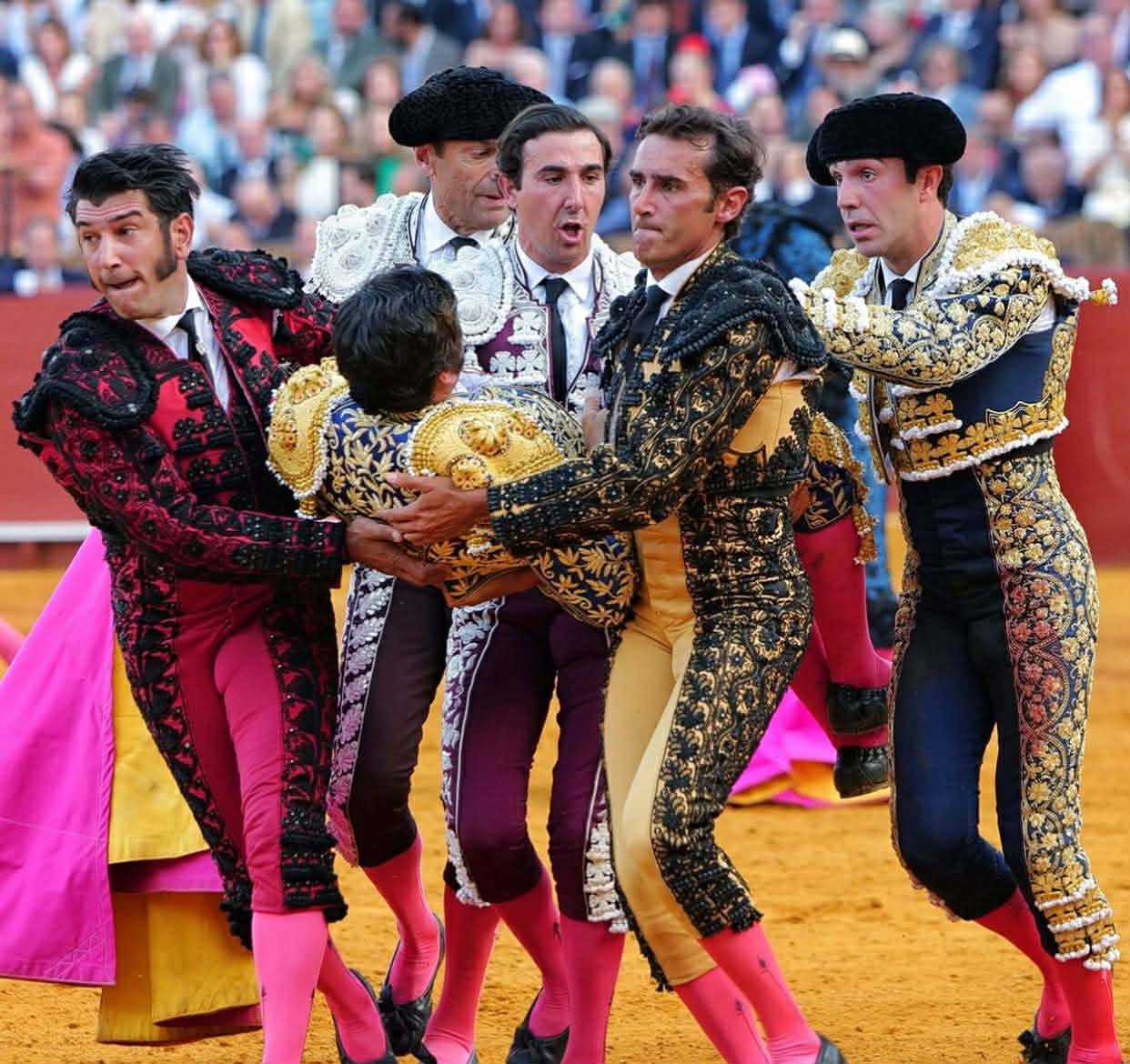 Morante de la Puebla, cunoscut drept „regele toreadorilor”, rănit grav de un taur. Matadorul a fost operat de urgență