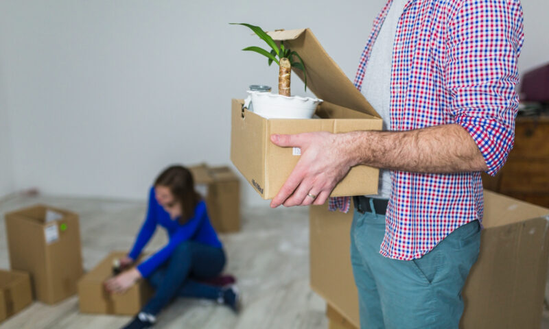 Metode prin care îți poți organiza eficient lucrurile personale în timpul mutării, astfel încât să eviți haosul