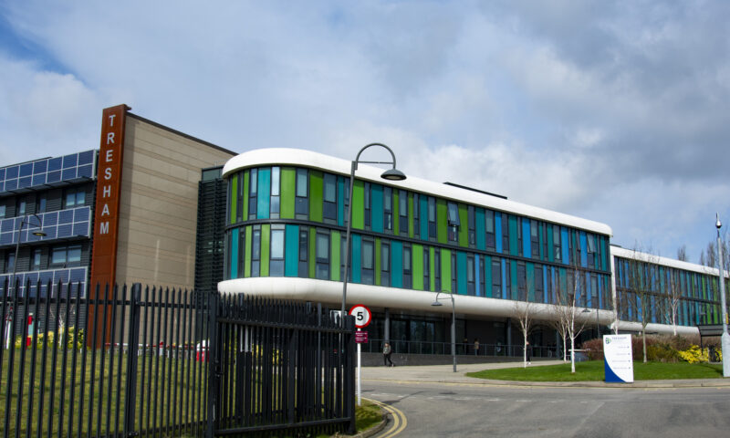 Lockdown la un colegiu din Marea Britanie. Două persoane au fost reținute