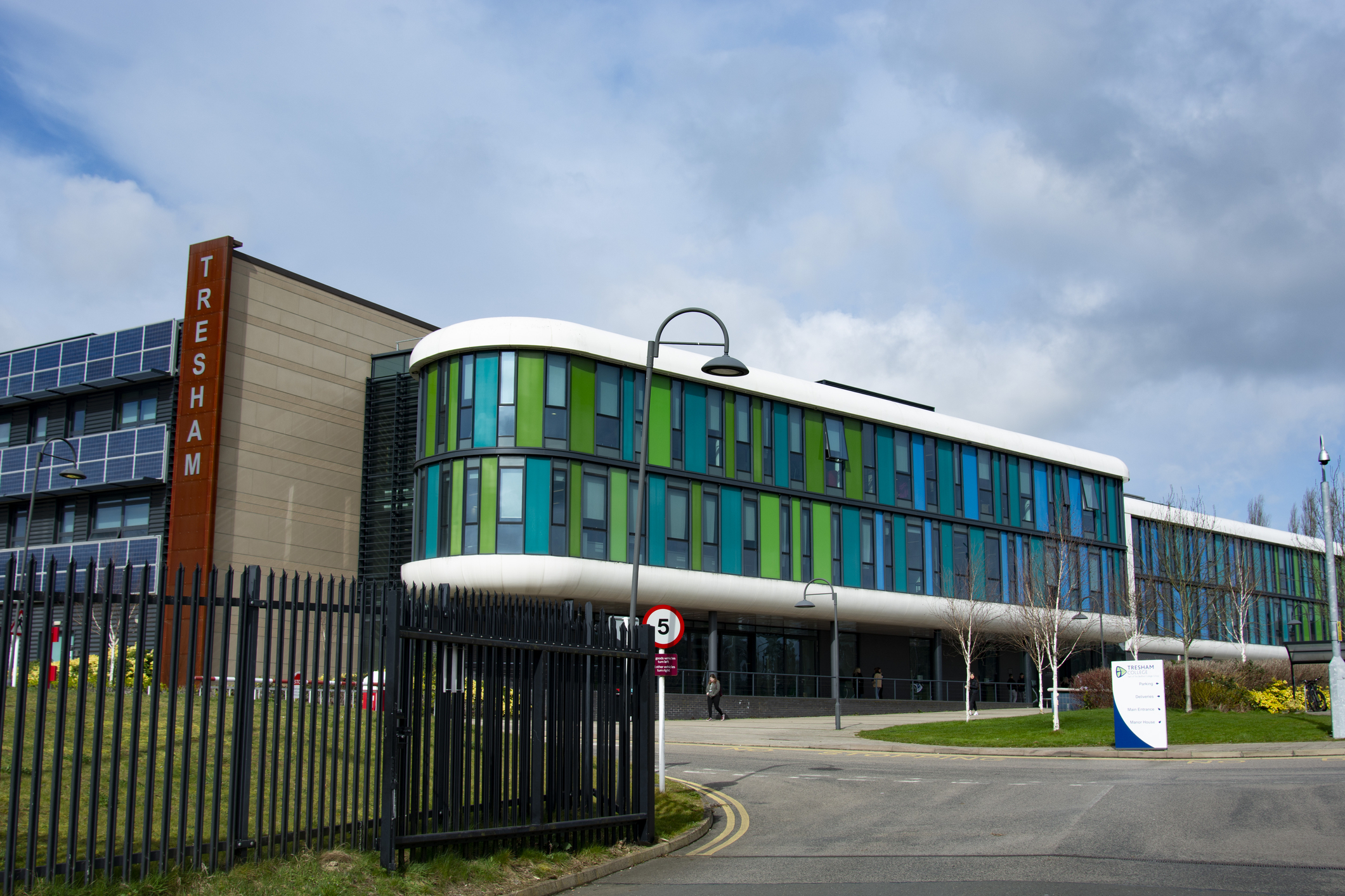 Lockdown la un colegiu din Marea Britanie. Două persoane au fost reținute