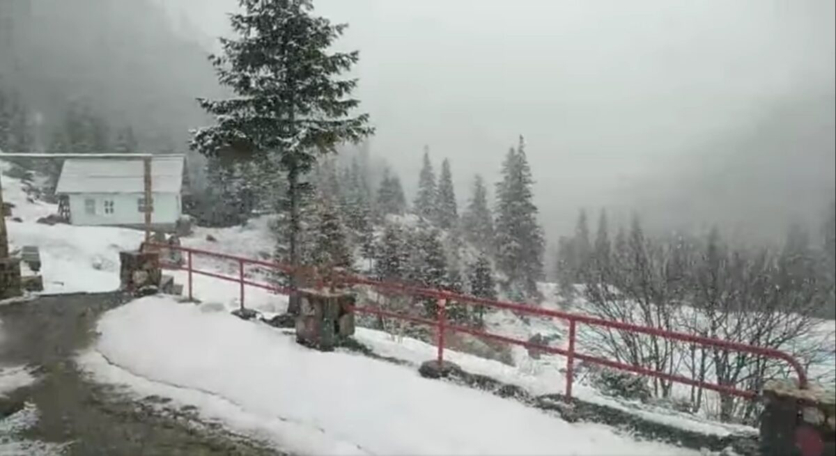 Avertisment Salvamont înainte de 1 Mai. Ninsori și vreme de iarnă în Bucegi