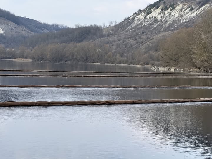 Râul Nistru, monitorizat atent. Autoritățile se pregătesc pentru un nou val de poluare petrolieră