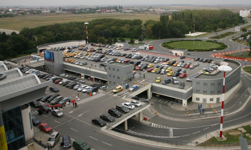 Schimbare pentru șoferii care ajung la Aeroportul Otopeni. Parcarea poate fi plătită acum online