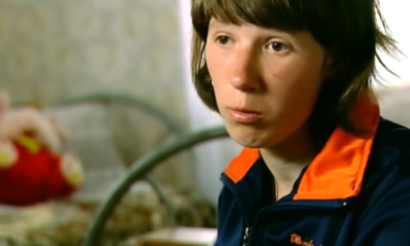 Povestea unei fetițe din Ucraina care a fost crescută de câini, după ce a fost abandonată