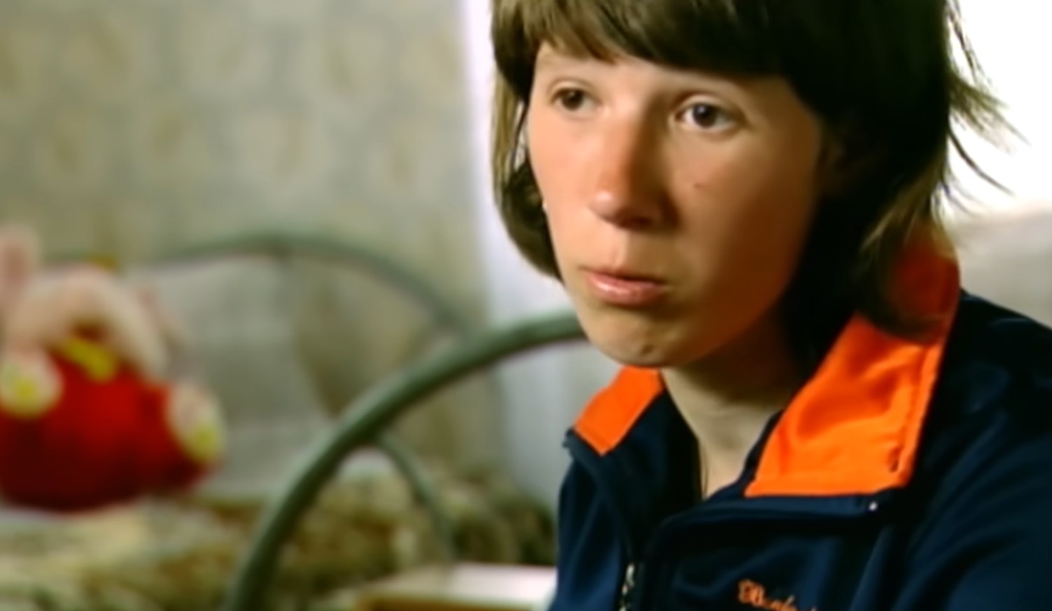 Povestea unei fetițe din Ucraina care a fost crescută de câini, după ce a fost abandonată