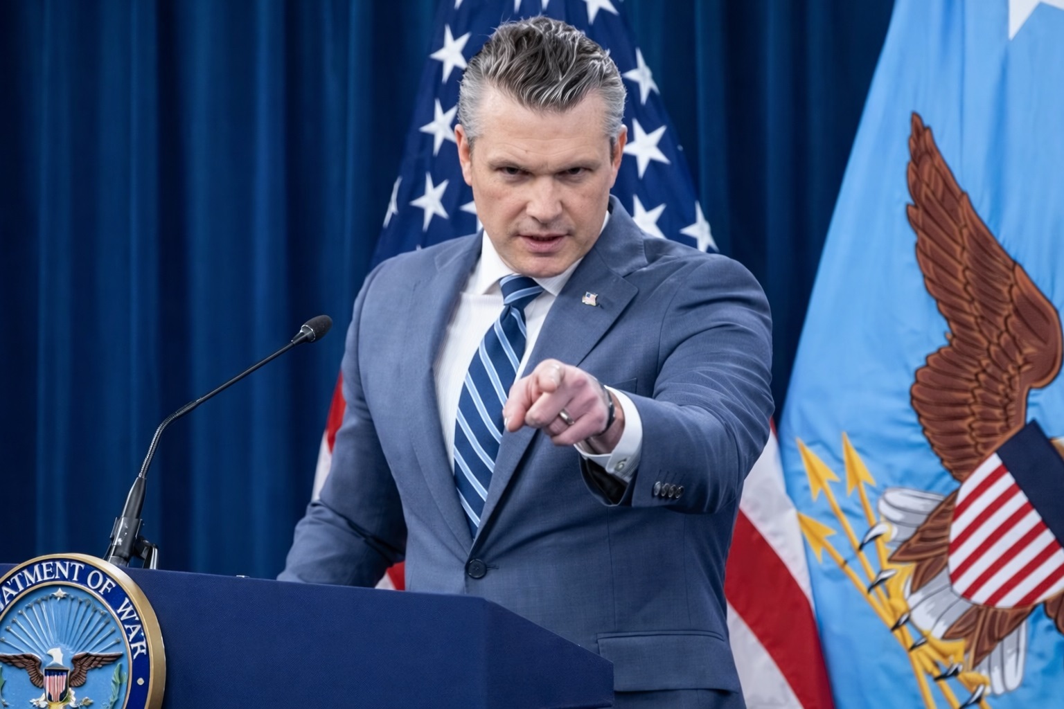Hegseth acuză Iranul de piraterie în Strâmtoarea Ormuz. SUA își pregătesc extinderea operațiunilor navale la nivel global