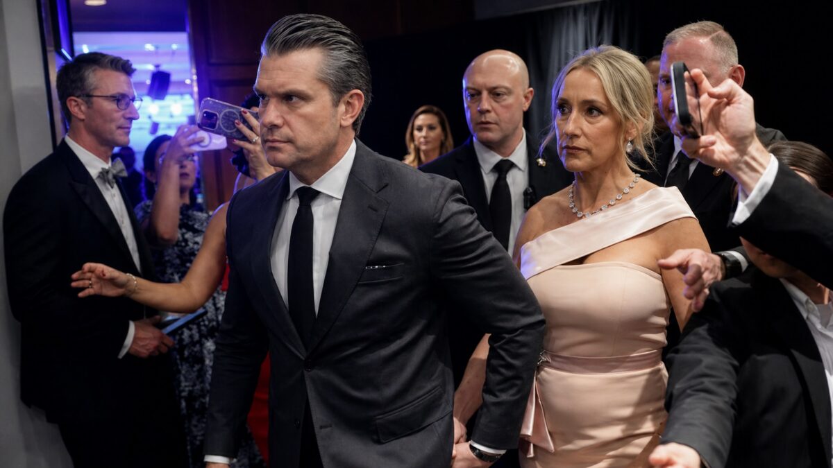 Scandal cu o starletă socialistă, care pozează în lux, dar se declară revoltată de rochia soției lui Hegseth