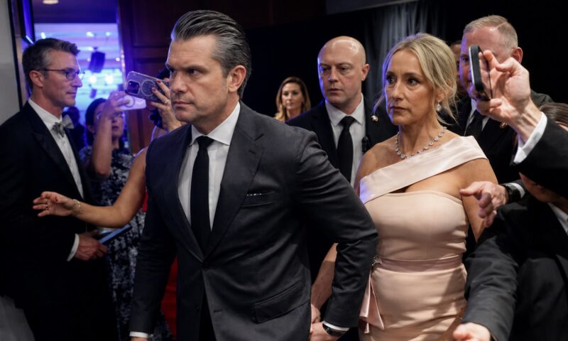 Scandal cu o starletă socialistă, care pozează în lux, dar se declară revoltată de rochia soției lui Hegseth