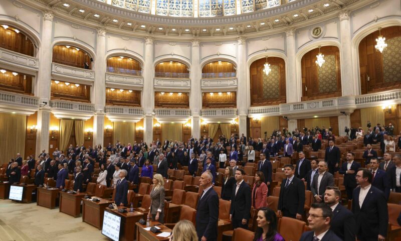 Salariile demnitarilor cresc prin noua lege a salarizării. Dragoș Pîslaru și-a calculat venitul în fața jurnaliștilor