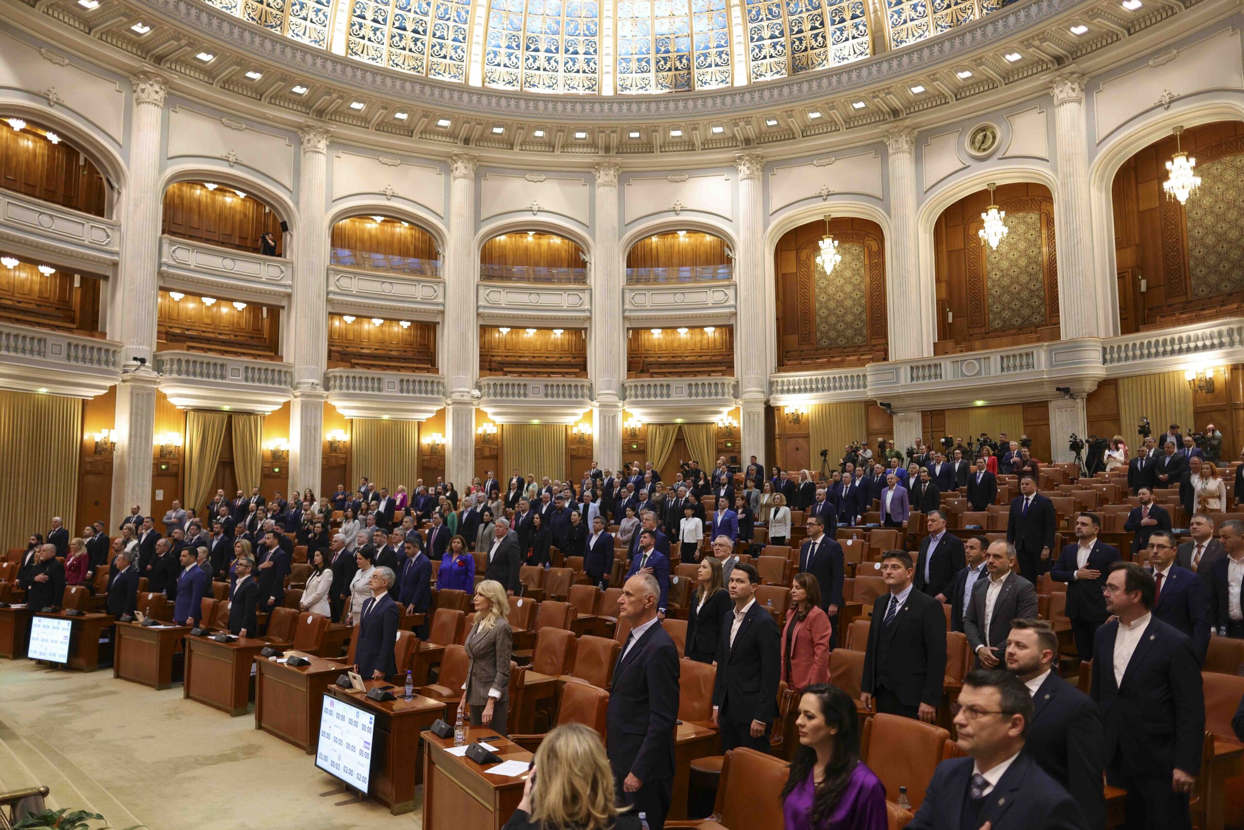 Salariile demnitarilor cresc prin noua lege a salarizării. Dragoș Pîslaru și-a calculat venitul în fața jurnaliștilor