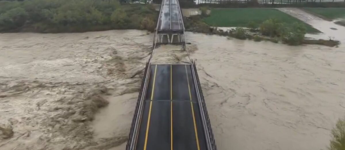 Furtuni și inundații în Italia. 90 de persoane au rămas izolate după o alunecare de teren