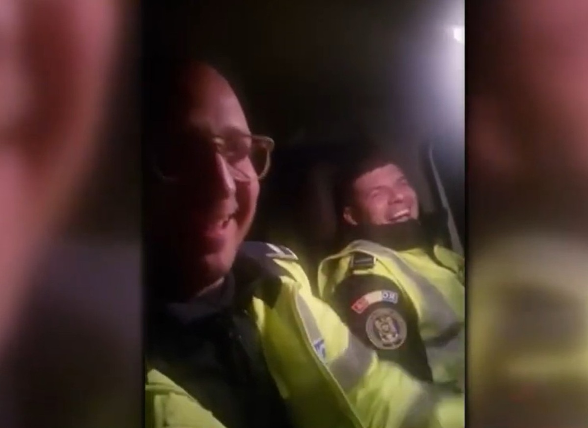 Doi polițiști rutieri, cercetați disciplinar după apariția unei filmări în care ascultau manele în autospeciala de serviciu