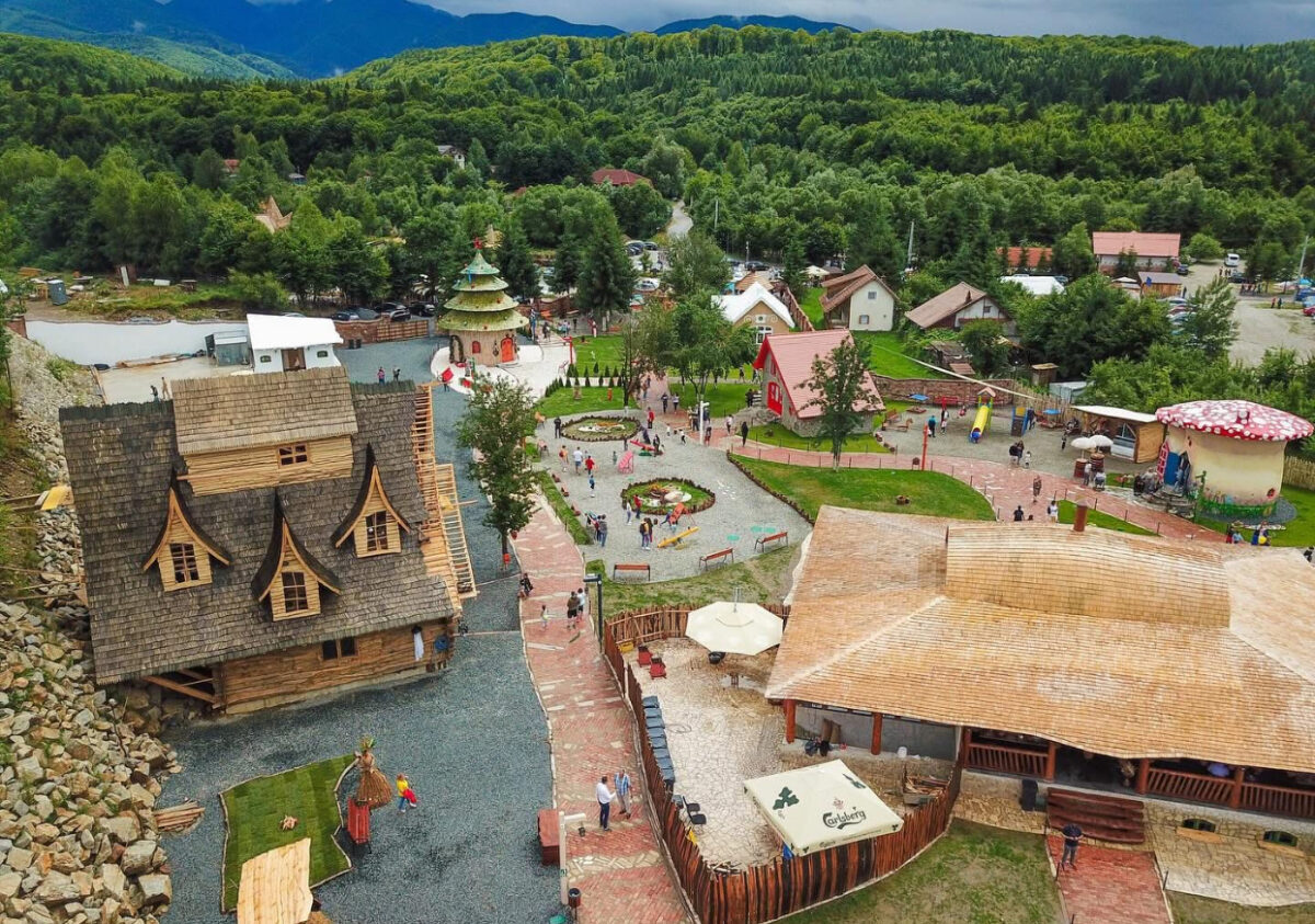 Cinci parcuri de distracții din România în care poți merge cu cei mici de 1 Mai. Tarife și detalii importante pentru părinți