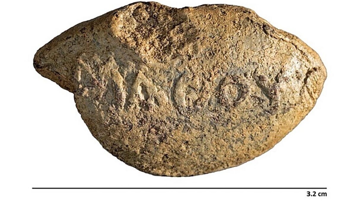 Un proiectil vechi de peste 2.000 de ani, inscripționat cu un mesaj adresat inamicilor, descoperit în Israel