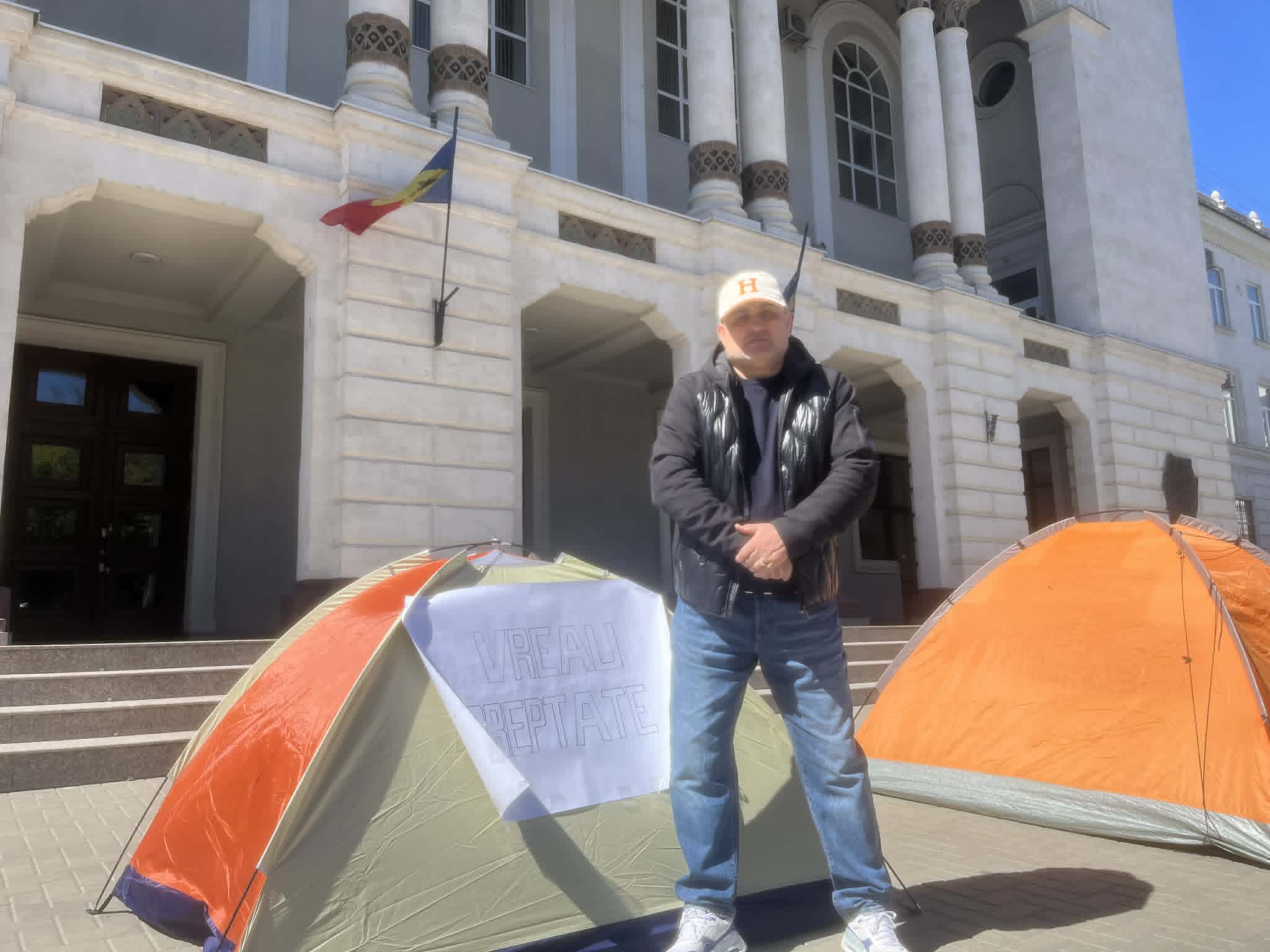 A strigat toată ziua fără să fie auzit. Cum a încercat un businessman din Italia să ajungă în audienţă la procurorul general de la Chişinău