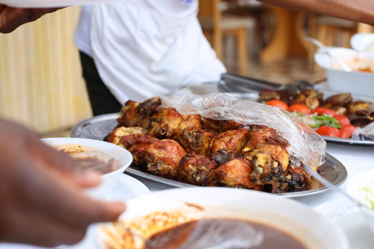 Rețetă ușoară de la Mary Berry: pui la cuptor cu roșii coapte, gata în câteva minute