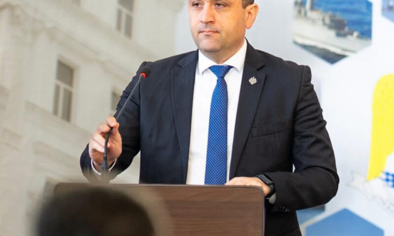 Controversa trenurilor noi lăsate în soare: Radu Miruță, criticat dur de Claudiu Mureșan