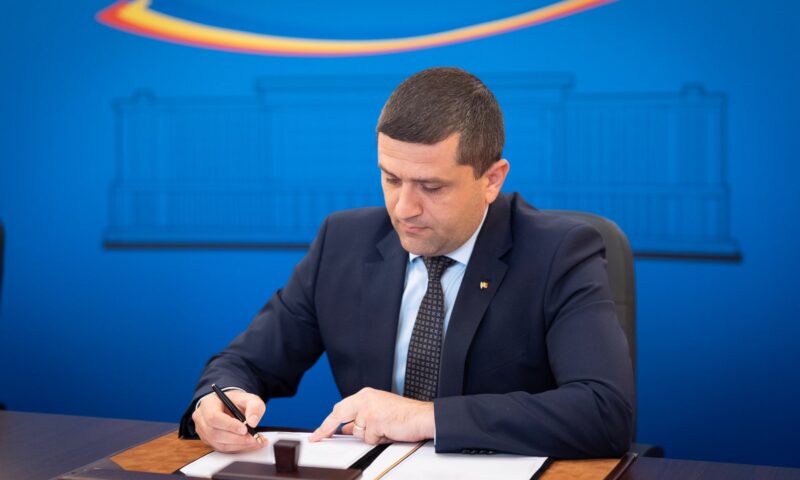 Radu Miruță promite că noile garnituri de tren nu vor fi lăsate „să se bronzeze la soare”