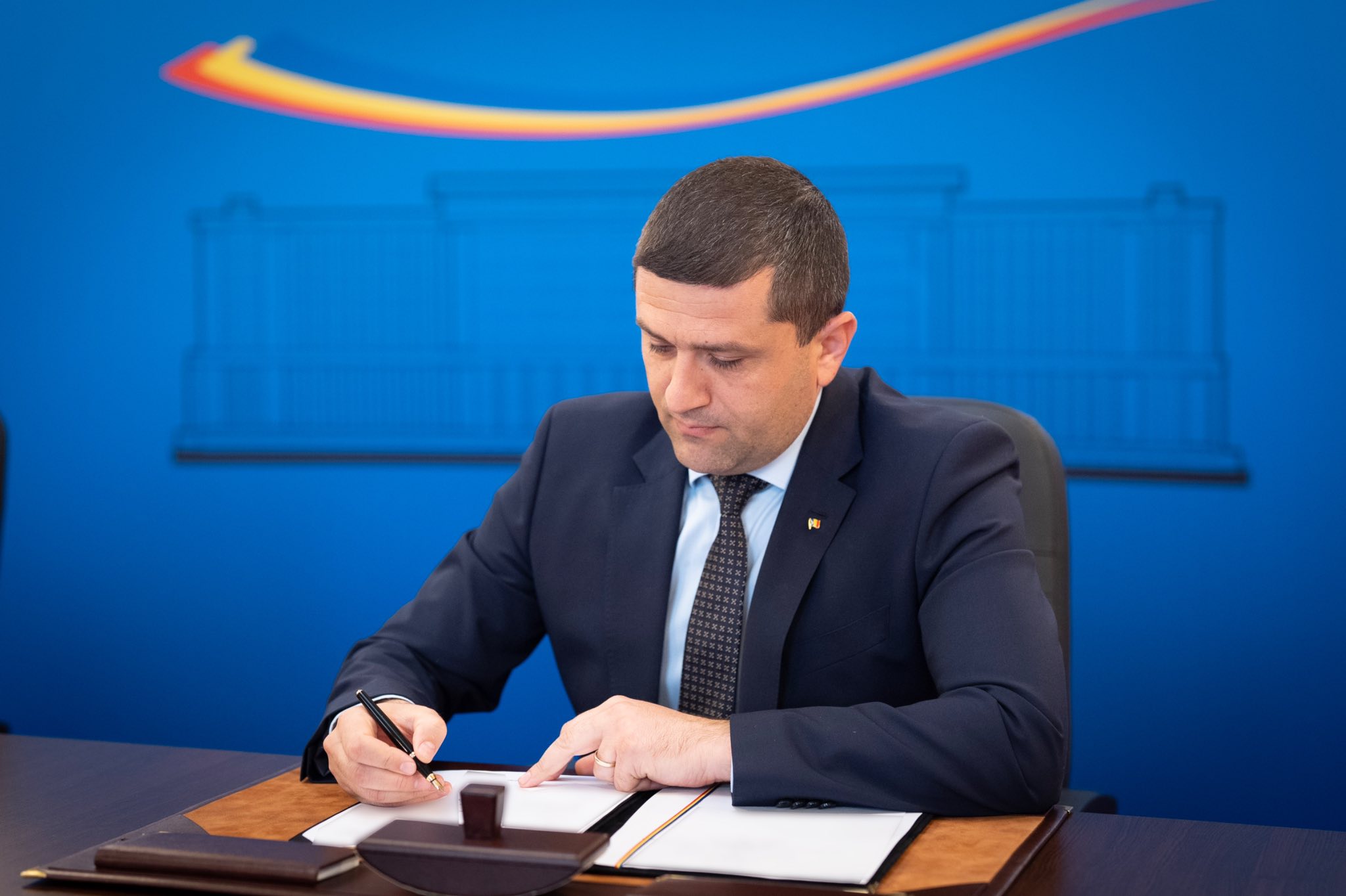 Radu Miruță promite că noile garnituri de tren nu vor fi lăsate „să se bronzeze la soare”