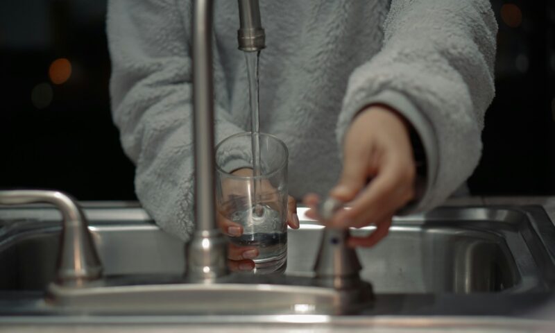 Criza apei continuă în Ungaria. Consumatorii, îndemnați să economisească