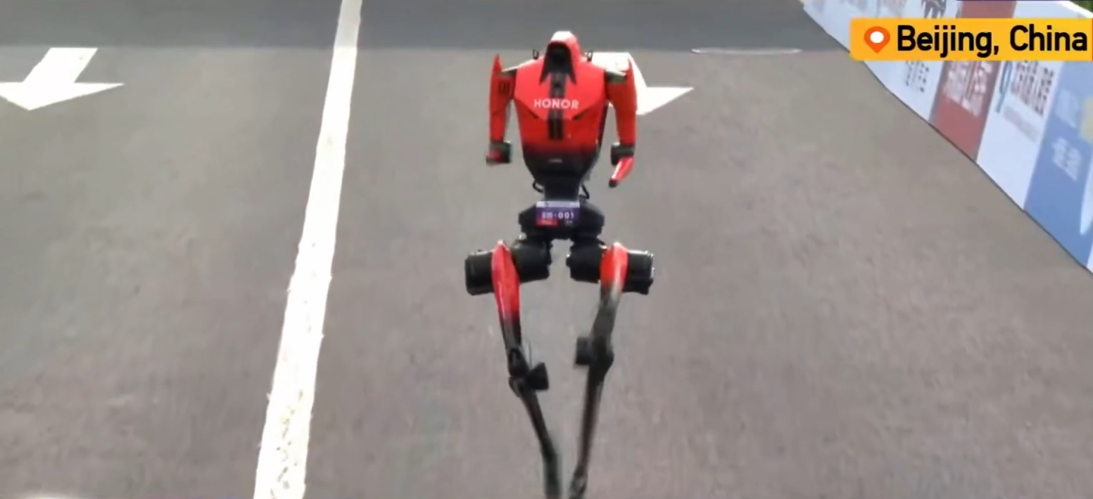 Robot umanoid, timp record la semimaratonul de la Beijing. Performanța a depășit recordul mondial uman