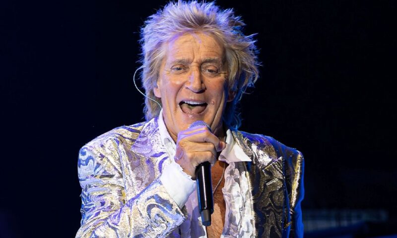 Rod Stewart își înfurie fanii: a anulat un concert, dar a fost văzut la meciul Scoției