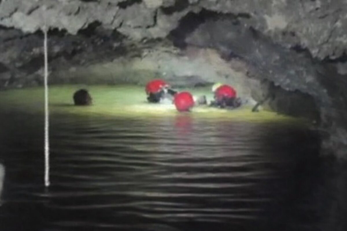 Miner salvat după 14 zile într-o mină inundată din Mexic. Operațiune dificilă, soldată cu victime