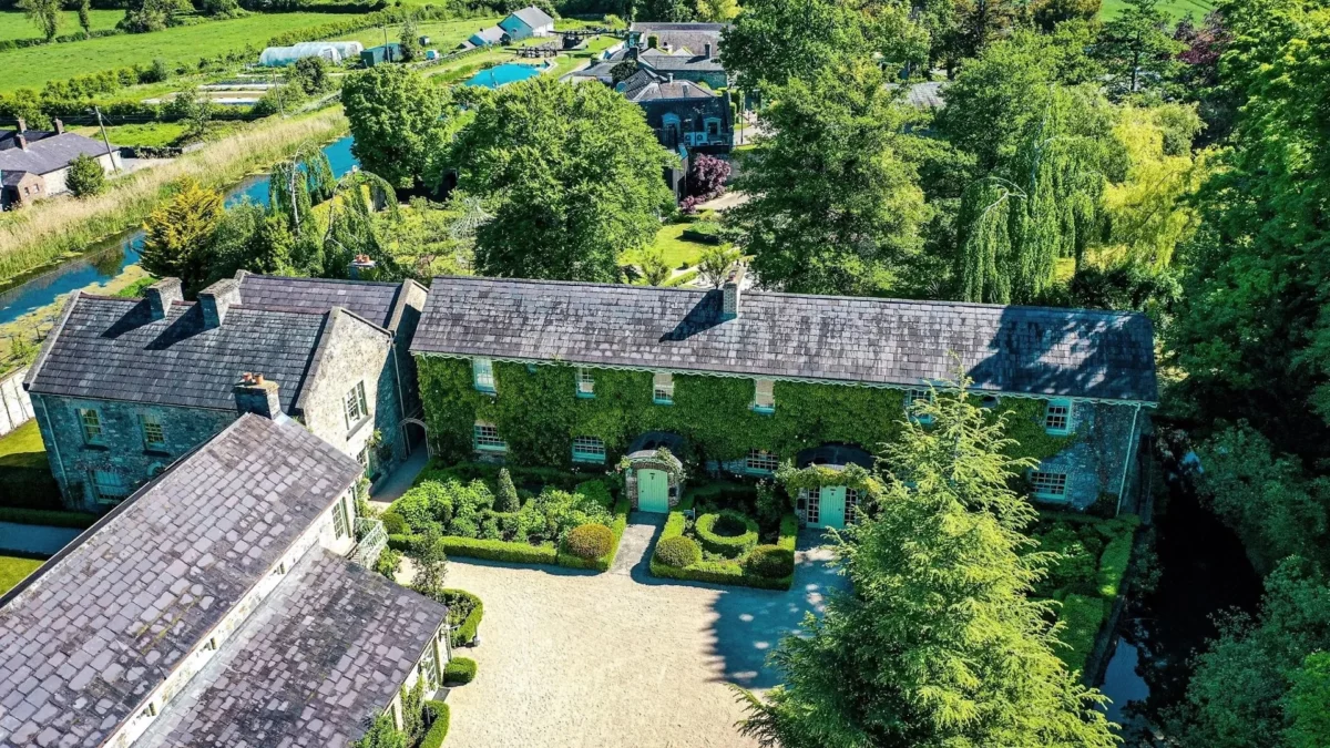 Un sat irlandez, scos la vânzare. Căsuțele pitorești, curțile îngrijite și grădinile cu lac costă 20 de milioane de euro